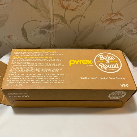 Pyrex Brand Bake a Round by Corning #990 in Original Box - Never Used - Picture 2 of 2
